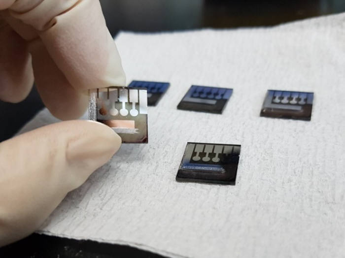 태양전지 사진 3 김진영 UNIST 교수팀이 개발한 고효율 적층형 태양전지 출처 UNIST